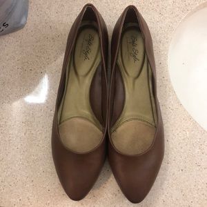 BRAND NEW comfortable brown flats